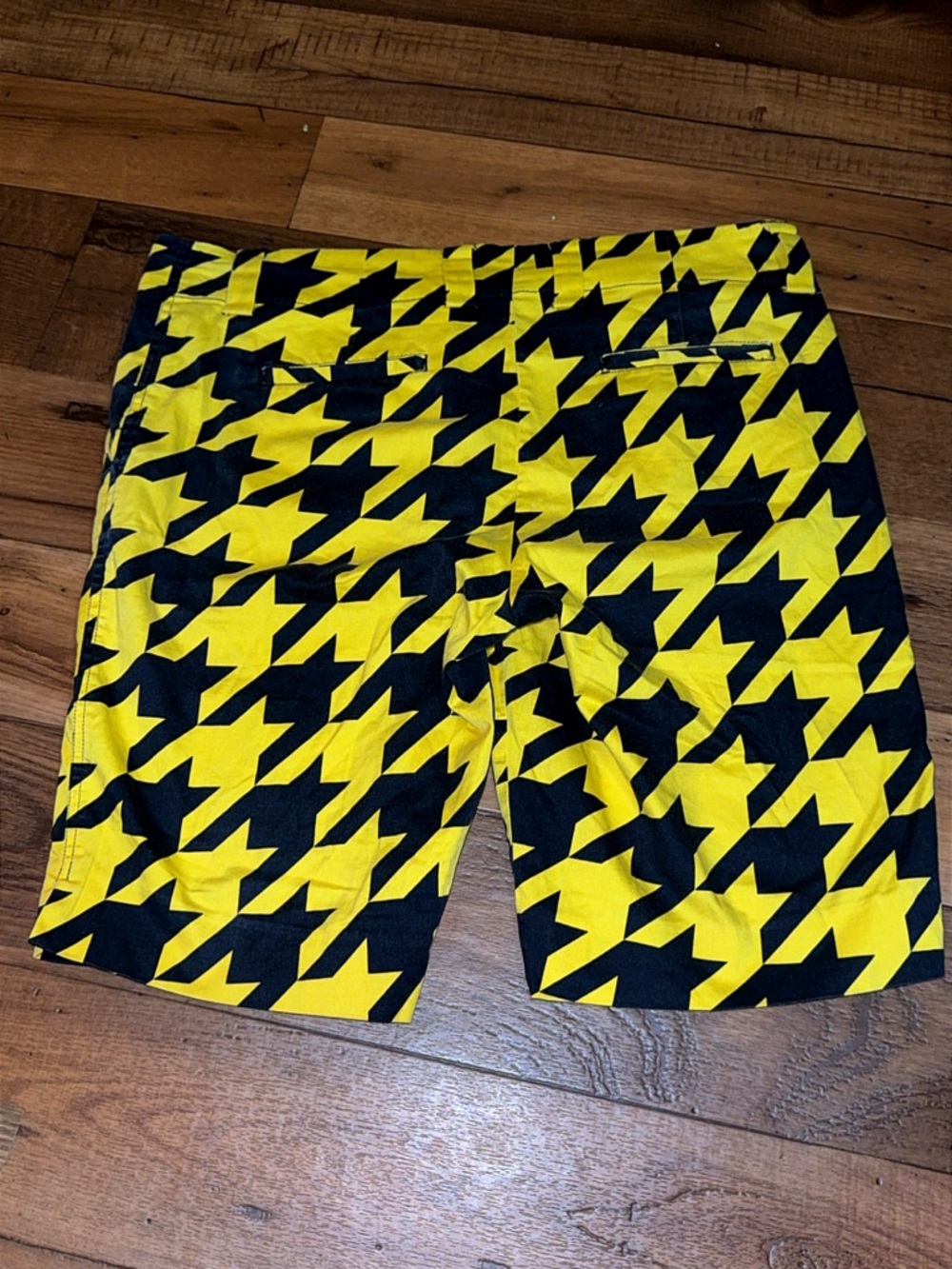 Loud Mouth Ladies Golfing Houndstooth Yellow Shorts Size: 8 excellent condition - Picture 3 of 8